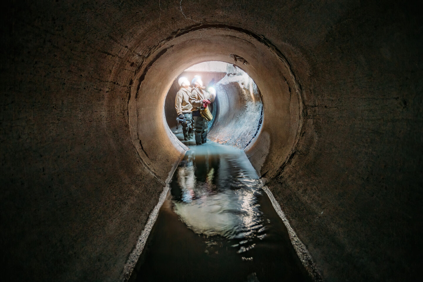 Sewer,Tunnel,Workers,Examines,Sewer,System,Damage,And,Wastewater,Leakage